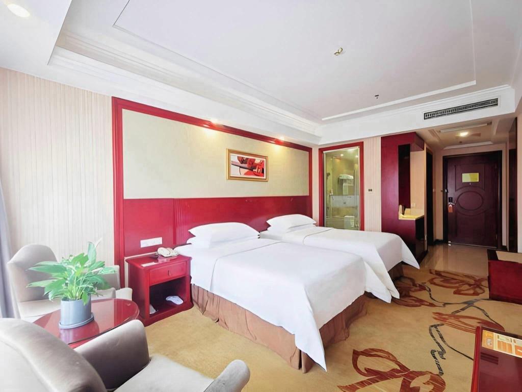 Vienna Hotel (Chongqing Changshengqiao Metro Station) 18/53
