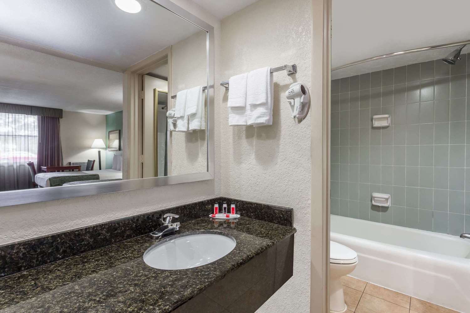 Baymont By Wyndham Sarasota 39/40