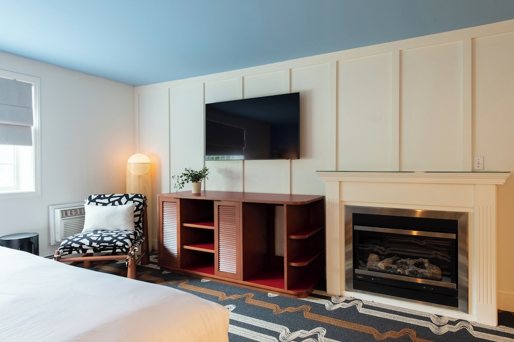 Luxury, King Bed, Hot Tub, Ogunquit Hotel 5/9