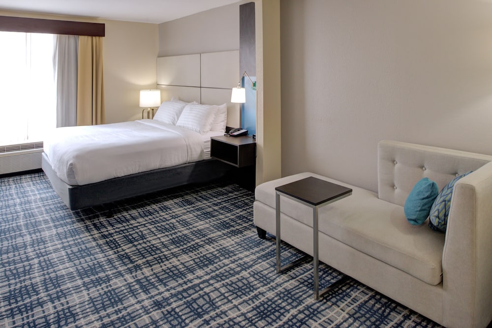 Suite, King Bed, Living and Dining Areas، Holliday Inn Belcamp Aberdeen Area Ex Wingate By Wyndham Aberdeen Edgewood 2/10