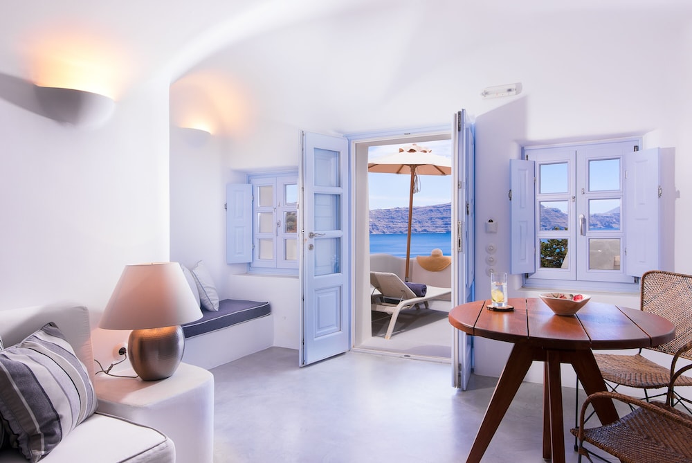 Pezoules of Oia 23/59