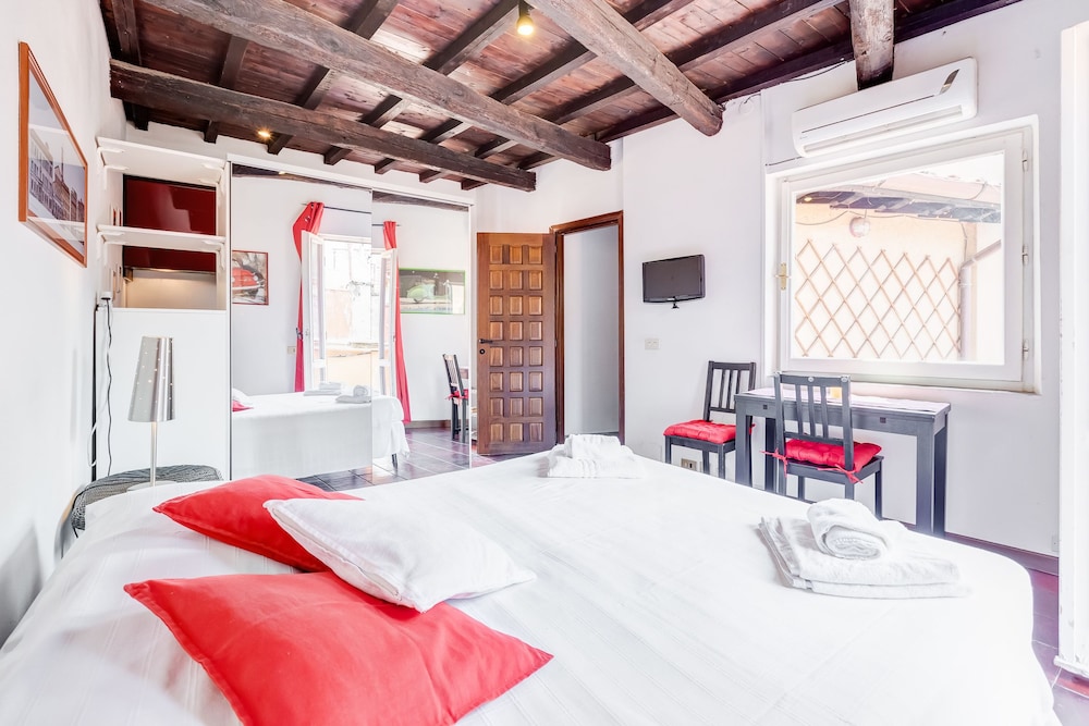 Romantic House in Trastevere 9/33