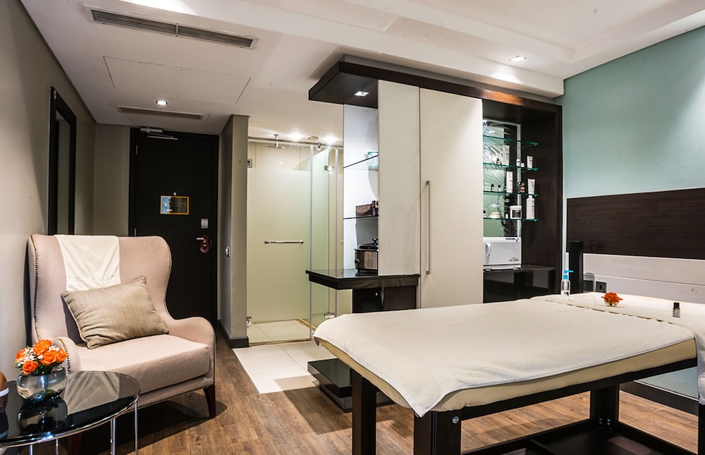 Eka Hotel 14/69