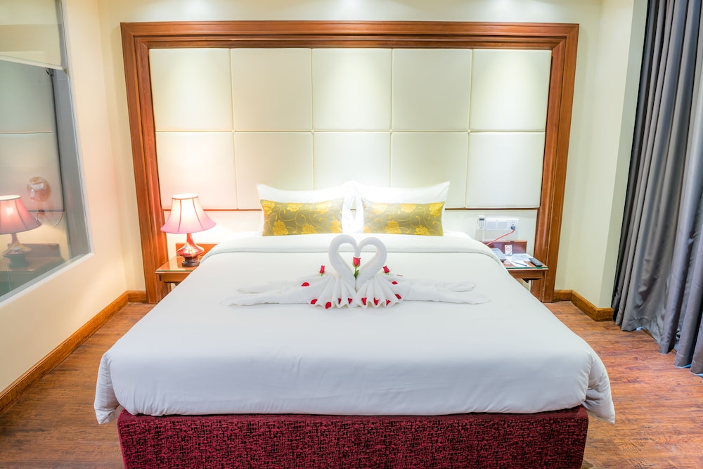 Ohana Phnom Penh Palace Hotel 11/56