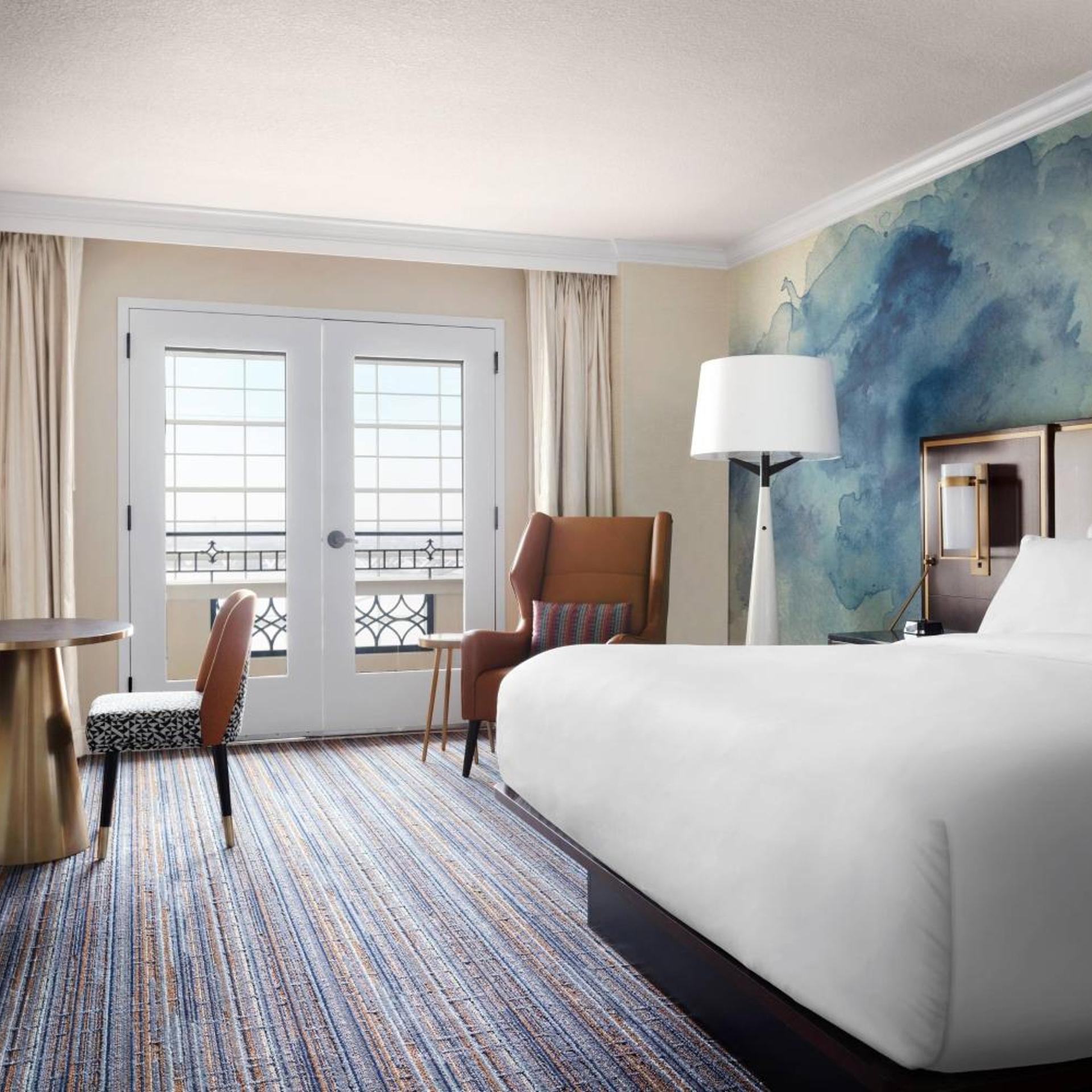 Guest Room, King Bed, Atrium View