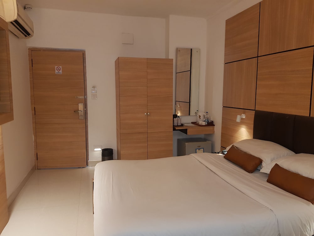 ROLAND HOTEL 18/55
