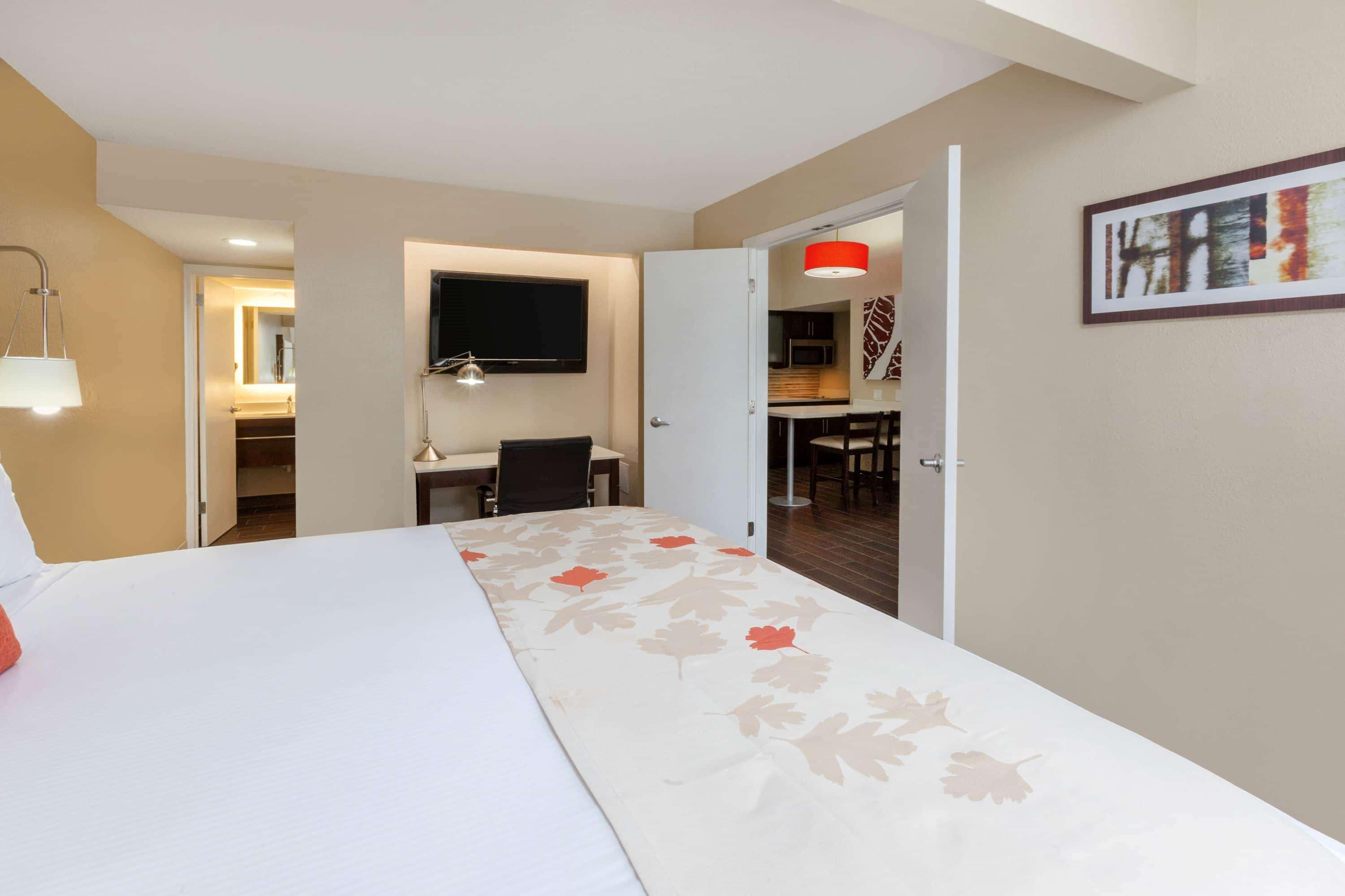 Hawthorn Suites by Wyndham Detroit Southfield 4/19