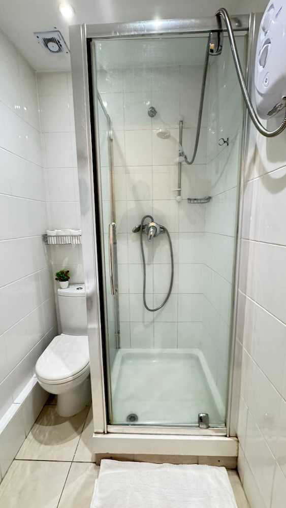 Family, 1 Single and 2 Double Beds، Hotel Earls Court 5/5