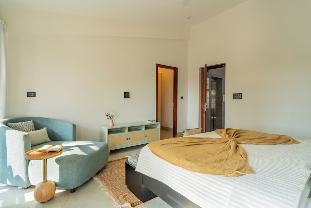 ELIVAAS Villa Paraiso 4 BHK with Pool and Bar 17/35