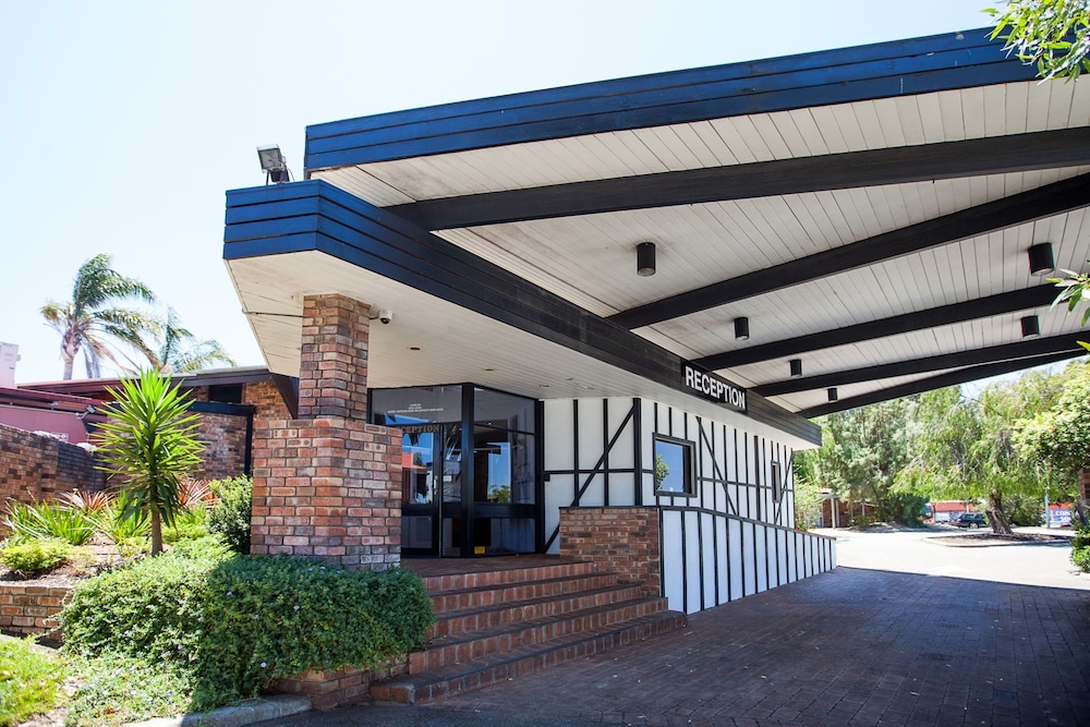 Leisure Inn 6/64