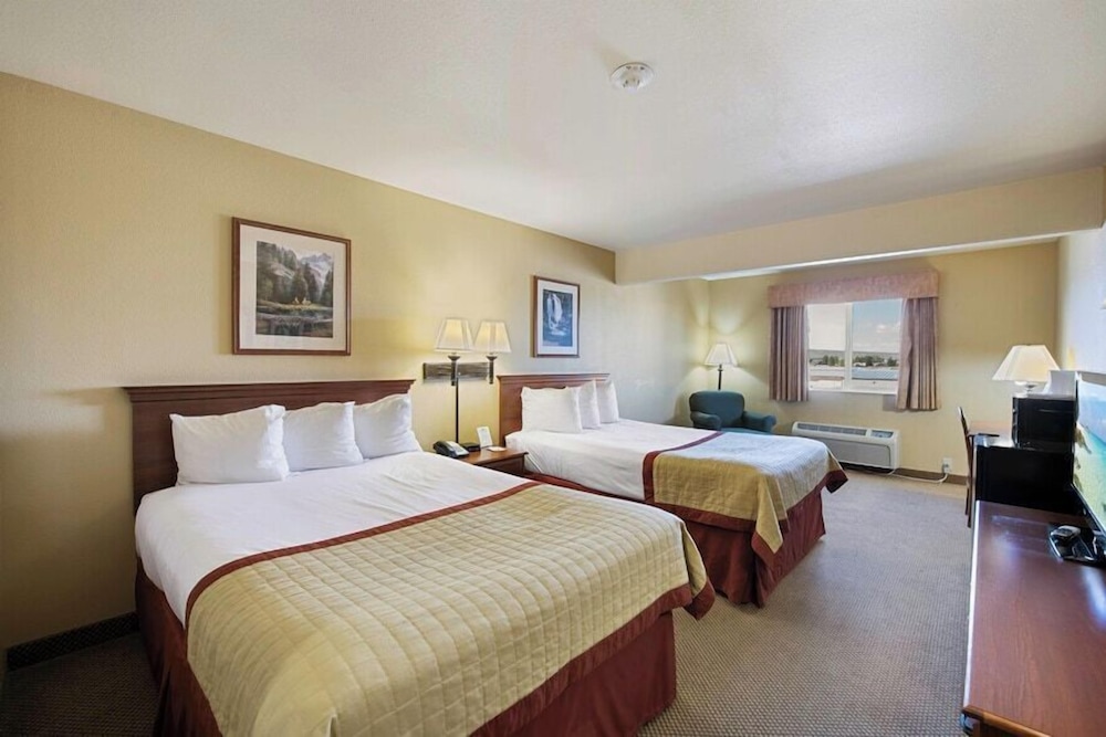 Pinedale Hotel & Suites 14/50