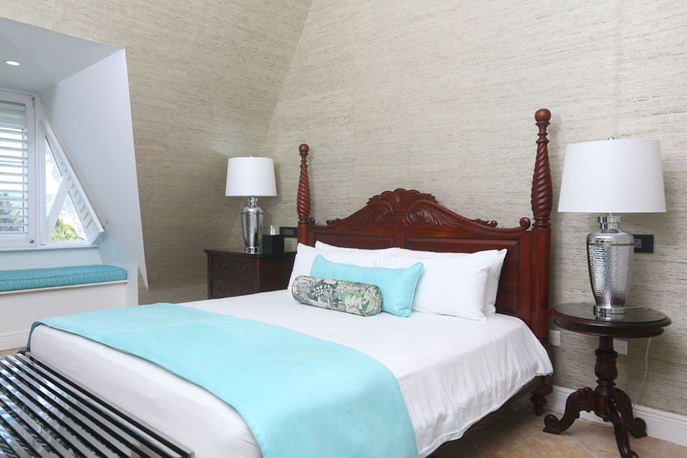 Suite, King Bed, Pool View, Sofa, Coco Palm 2/5