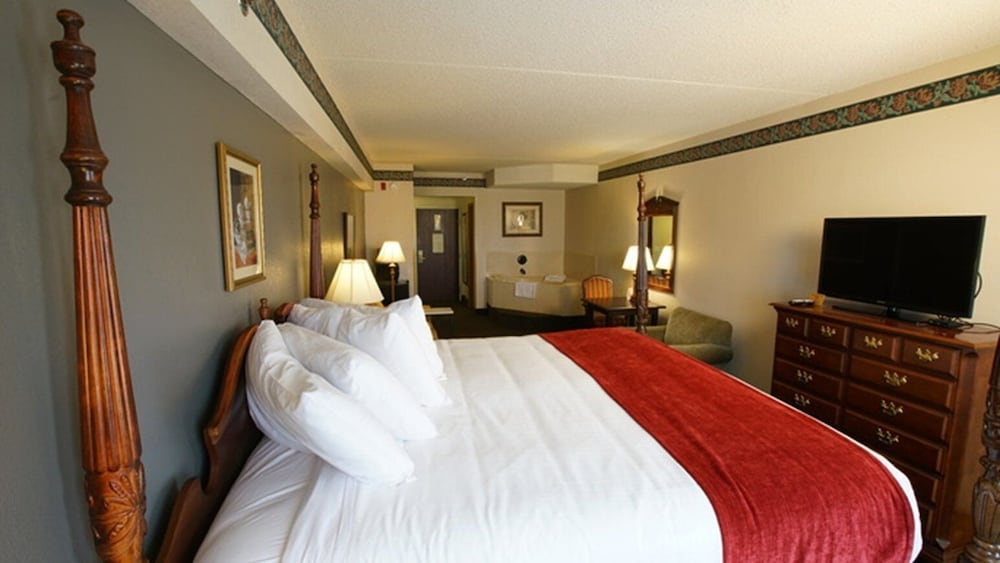 SUITE, KING BED, JETTED TUB