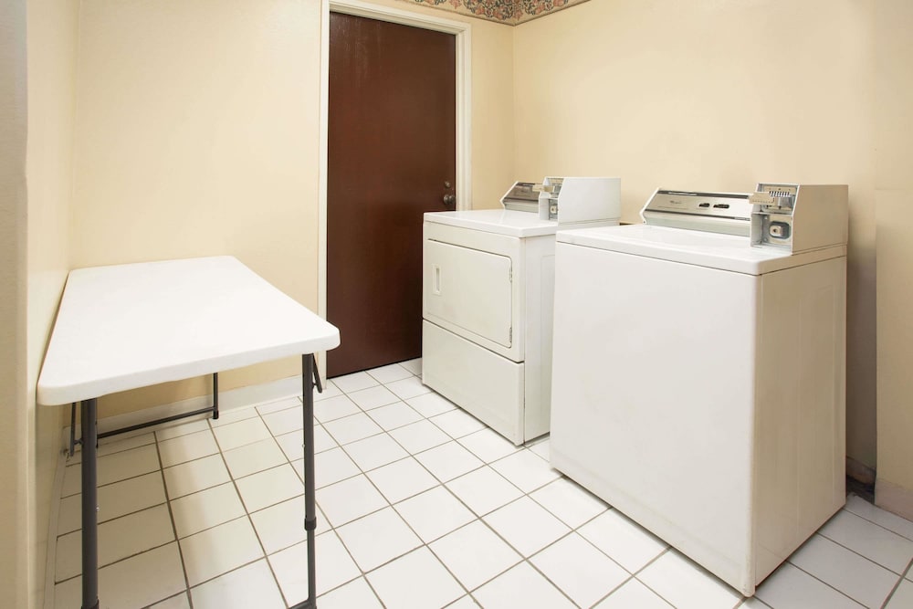 Travelodge By Wyndham Fort Myers Airport 10/23