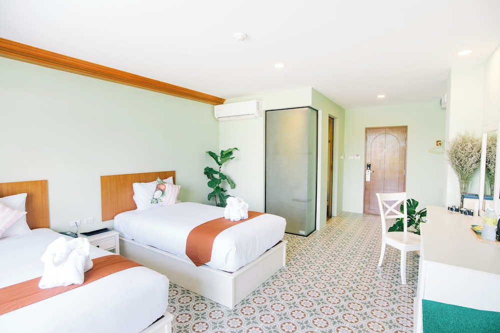 Space, Deluxe, Twin Beds, ROYAL PINEAPPLE HOTEL a welcome to wealth and good fortune 4/9