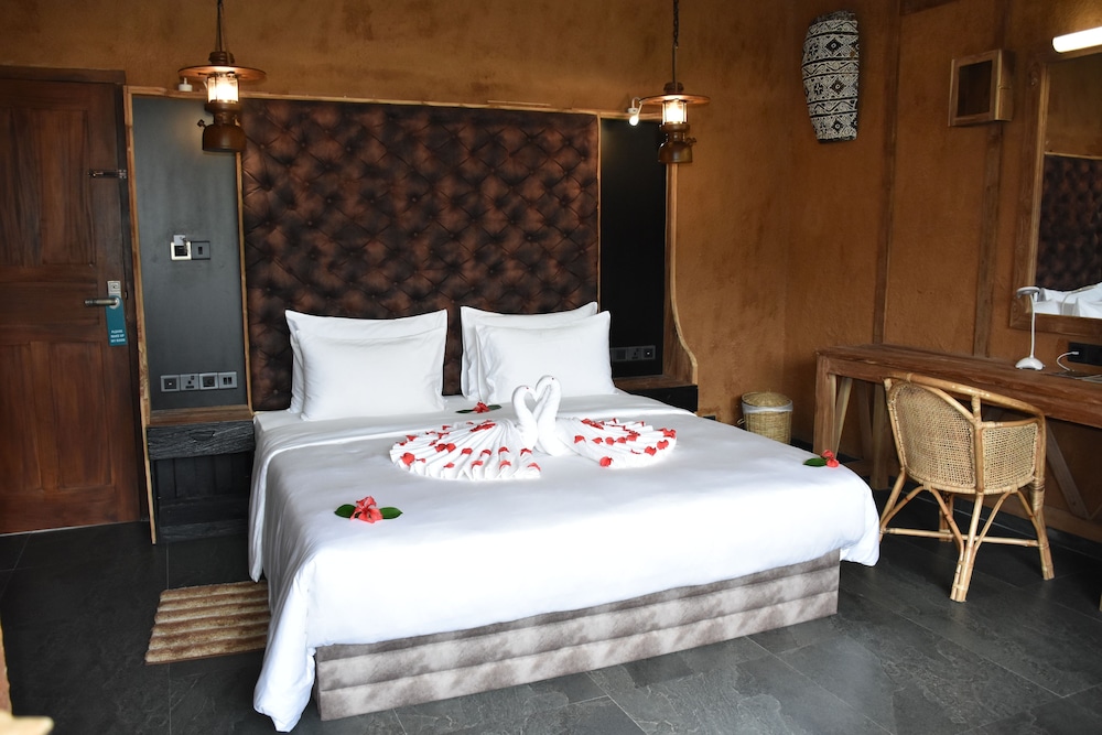 ORIENTAL, KING BED, MOUNTAIN VIEW