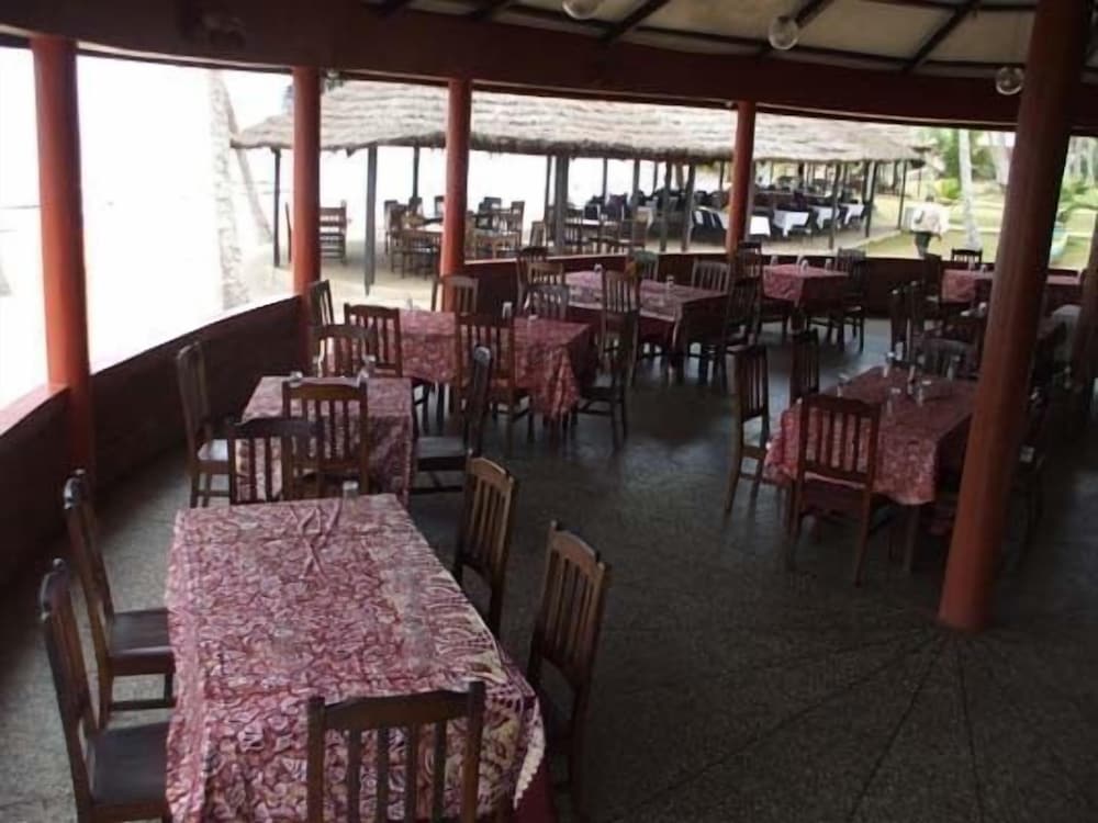 COCONUT GROVE BEACH RESORT 37/66