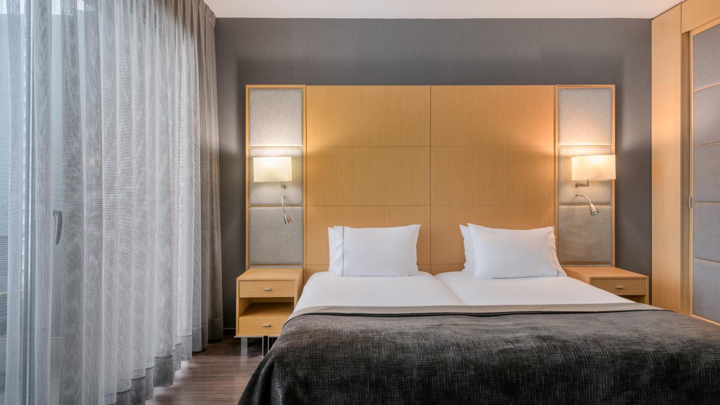 1 Bedroom, Junior Suite, Twin Beds, Street View