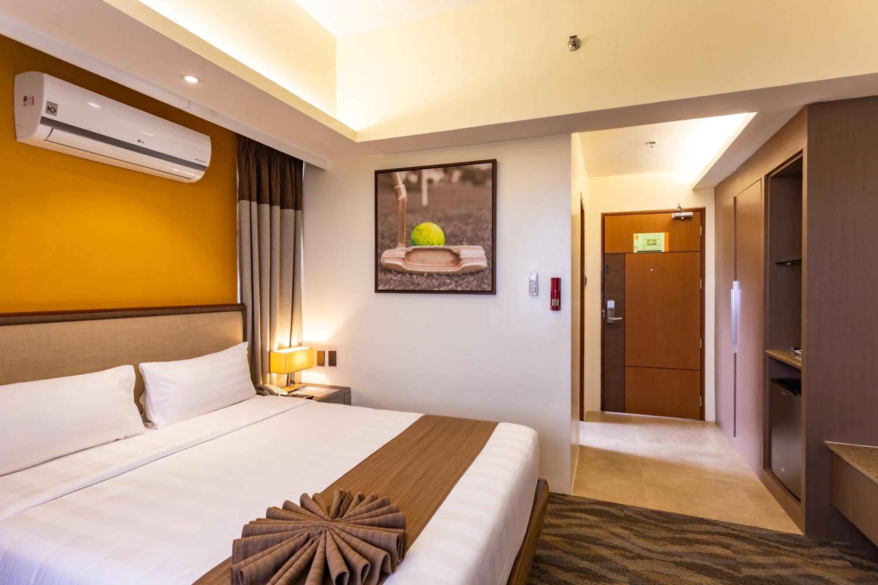 PREMIUM, DELUXE, QUEEN BED, LAKE VIEW