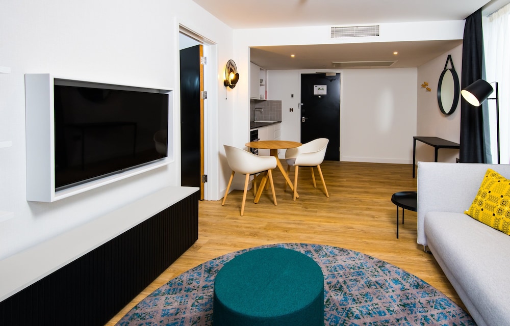 STAYBRIDGE SUITES CARDIFF 44/66