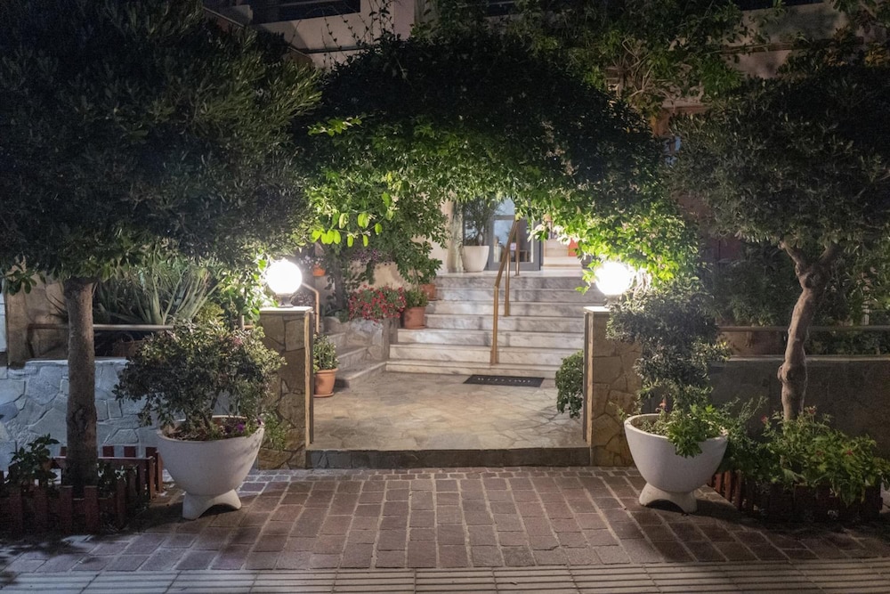 Glaros Hotel 13/18