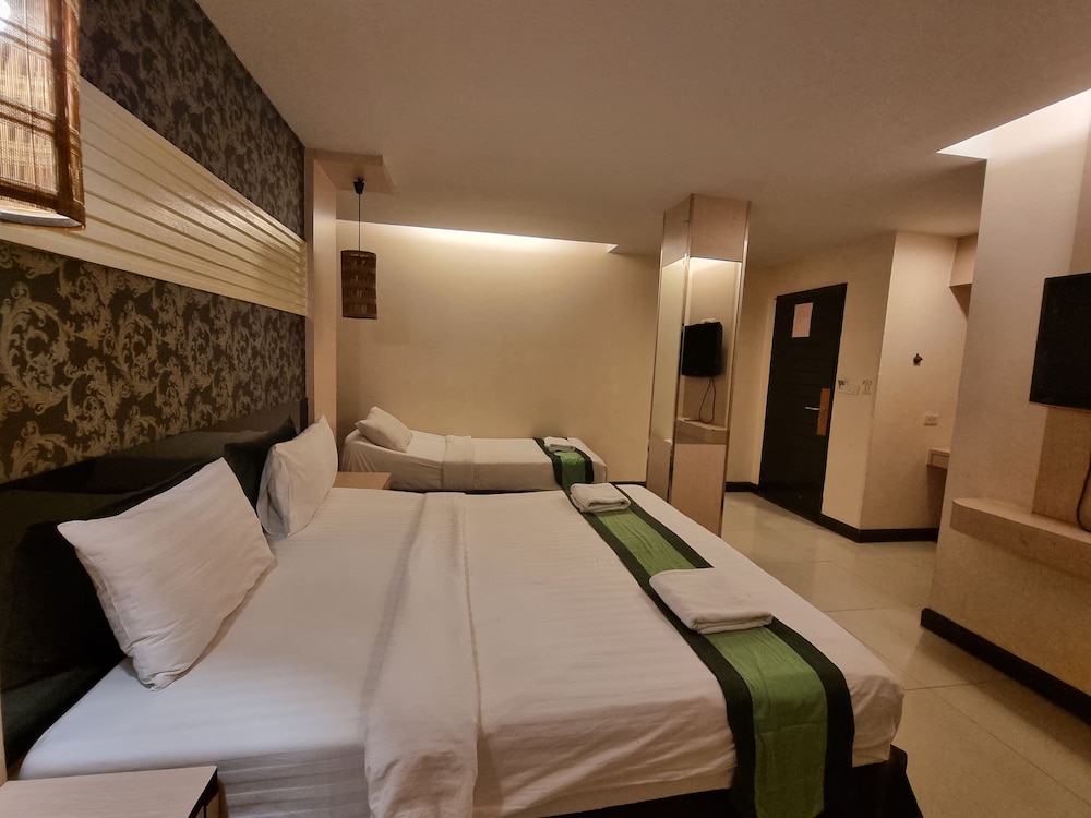 Deluxe, Triple, 1 Single and 2 Queen Beds