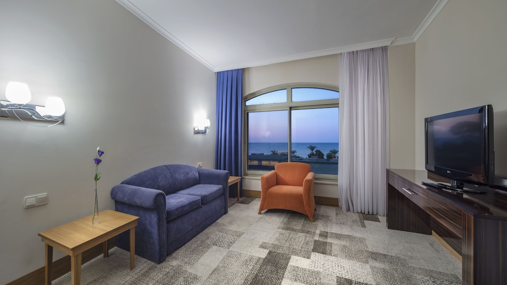 Pine Beach Hotel 50/73