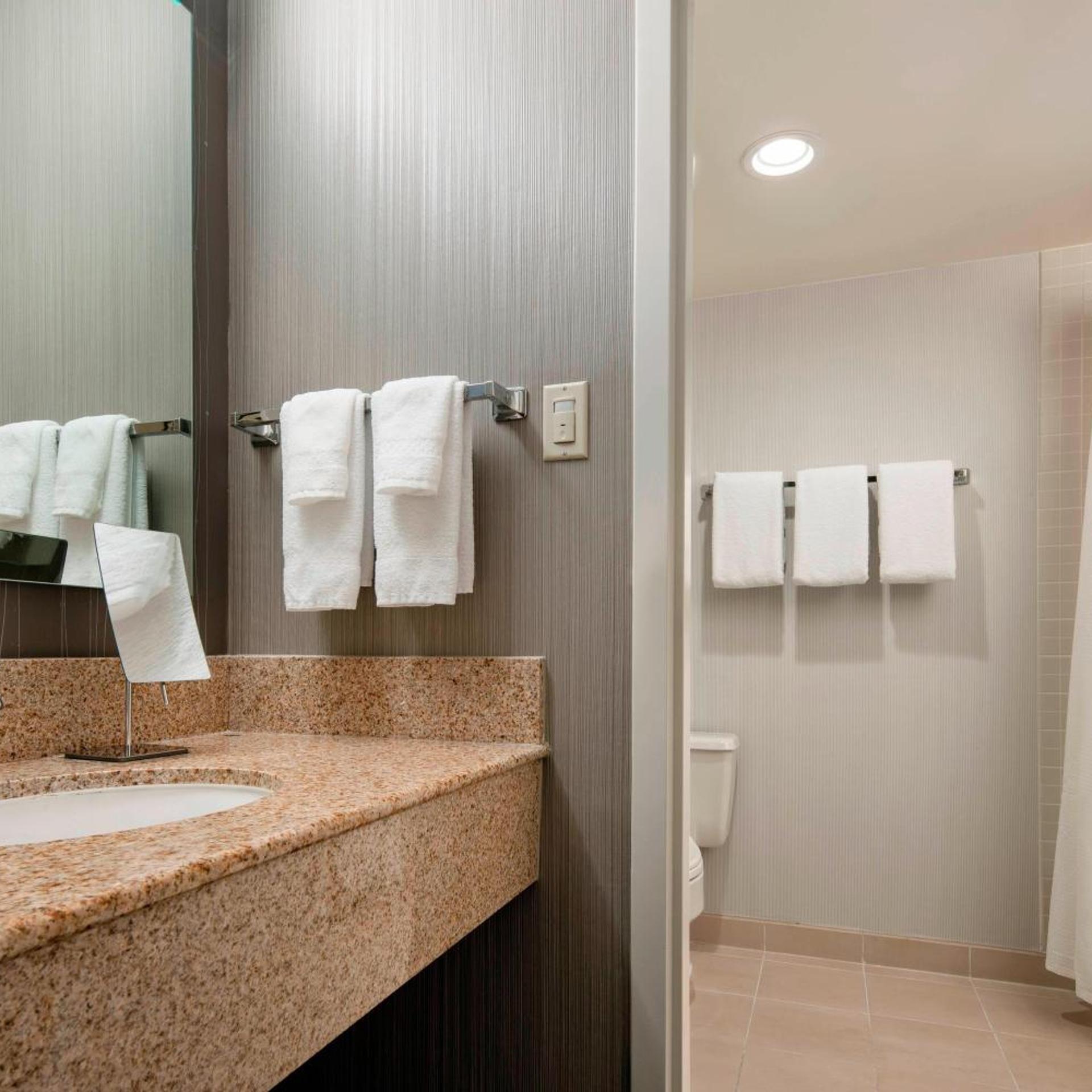 جناح بسريرين مزدوجين مع أريكة، Courtyard by Marriott San Francisco Airport 5/5