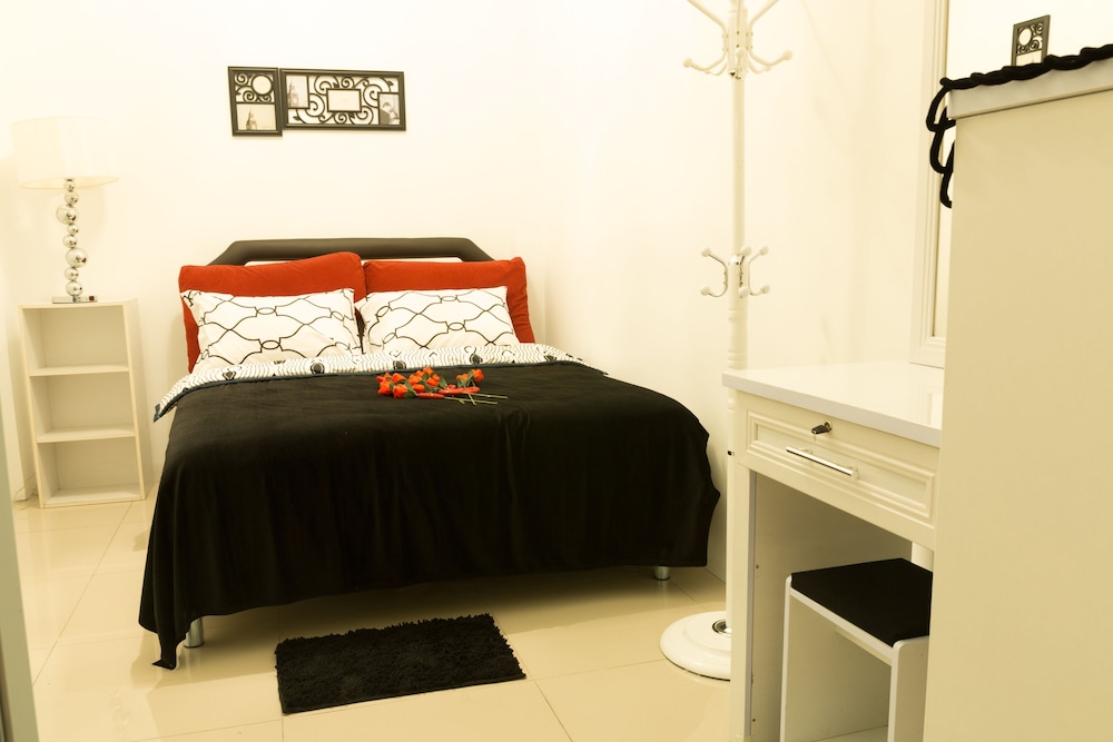 Iris Hostel 11/40