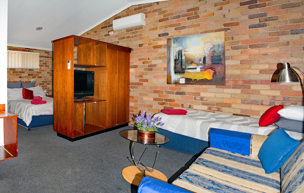 REST POINT MOTOR INN 28/58