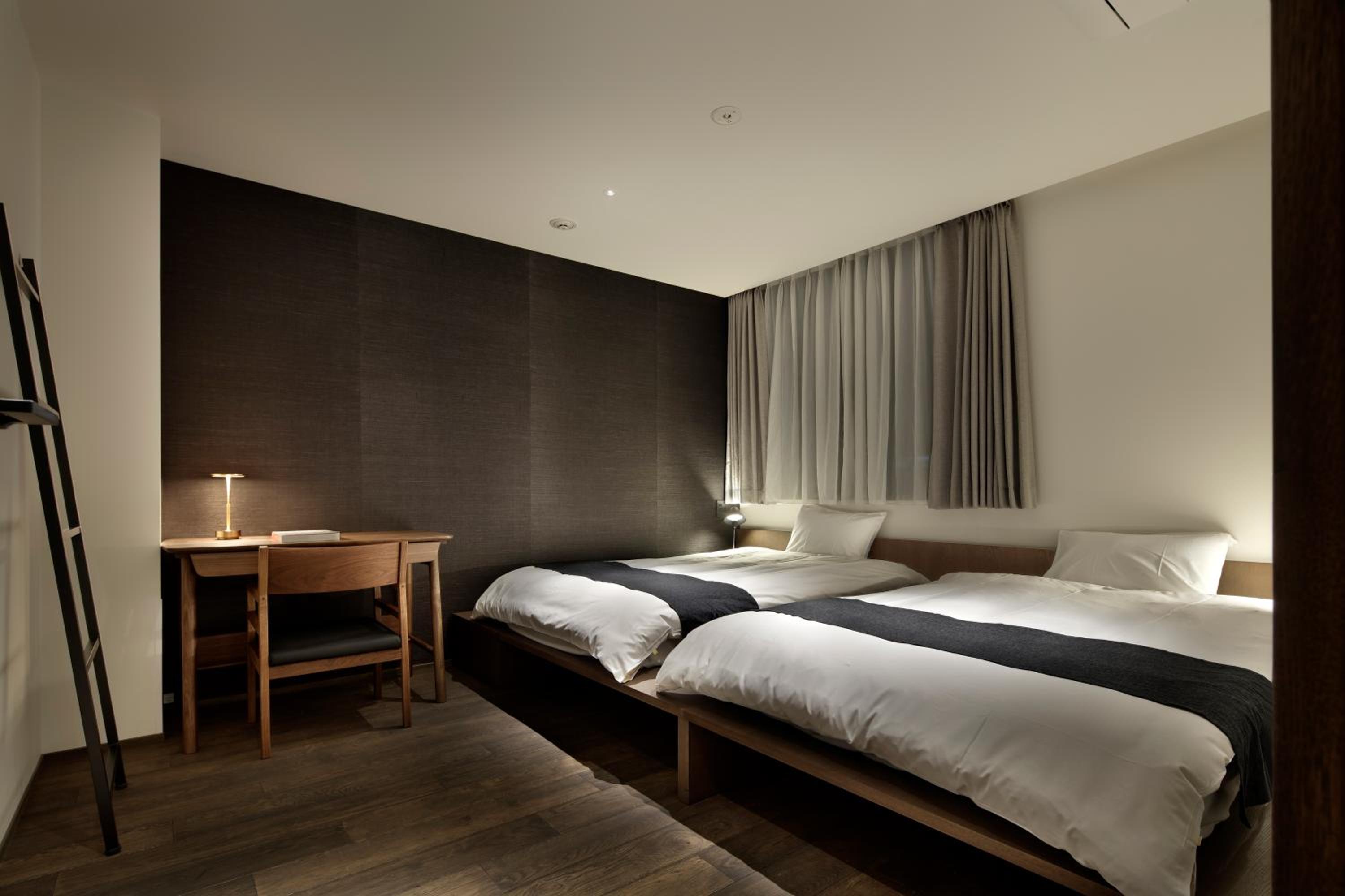 2 Bedrooms, Suite, Queen and Twin Beds