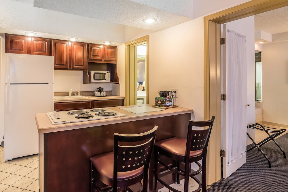Quality Inn & Suites Albany Airport 35/36