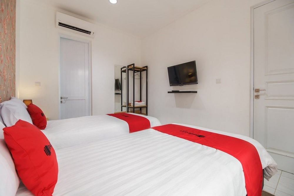 RedDoorz Plus near Exit Toll Puncak 2 7/21