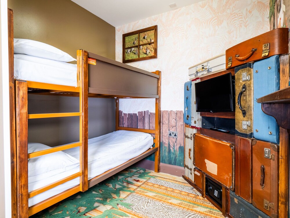 Chessington Resort Hotels 54/90