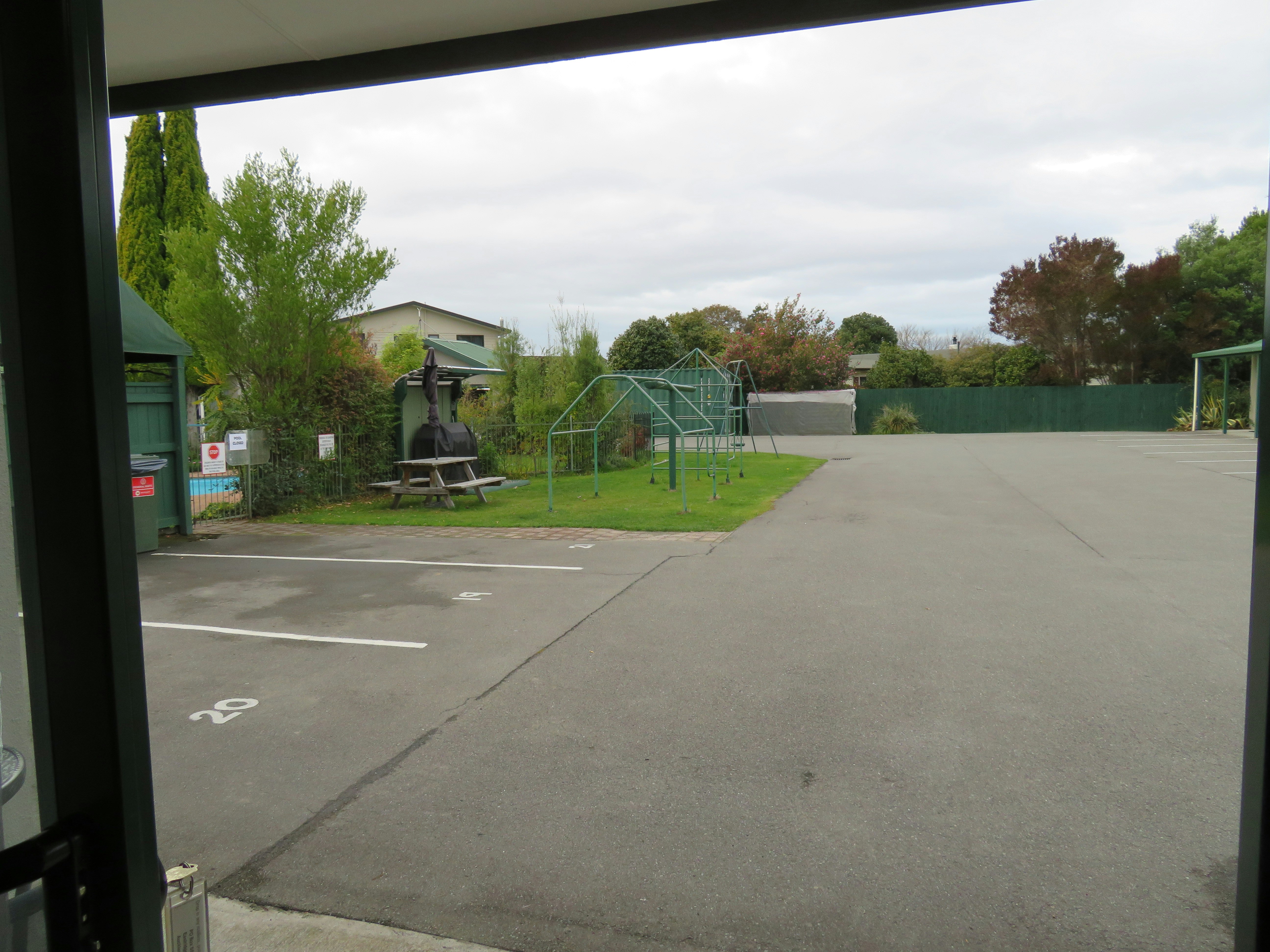 Commodore Court Motel 45/76