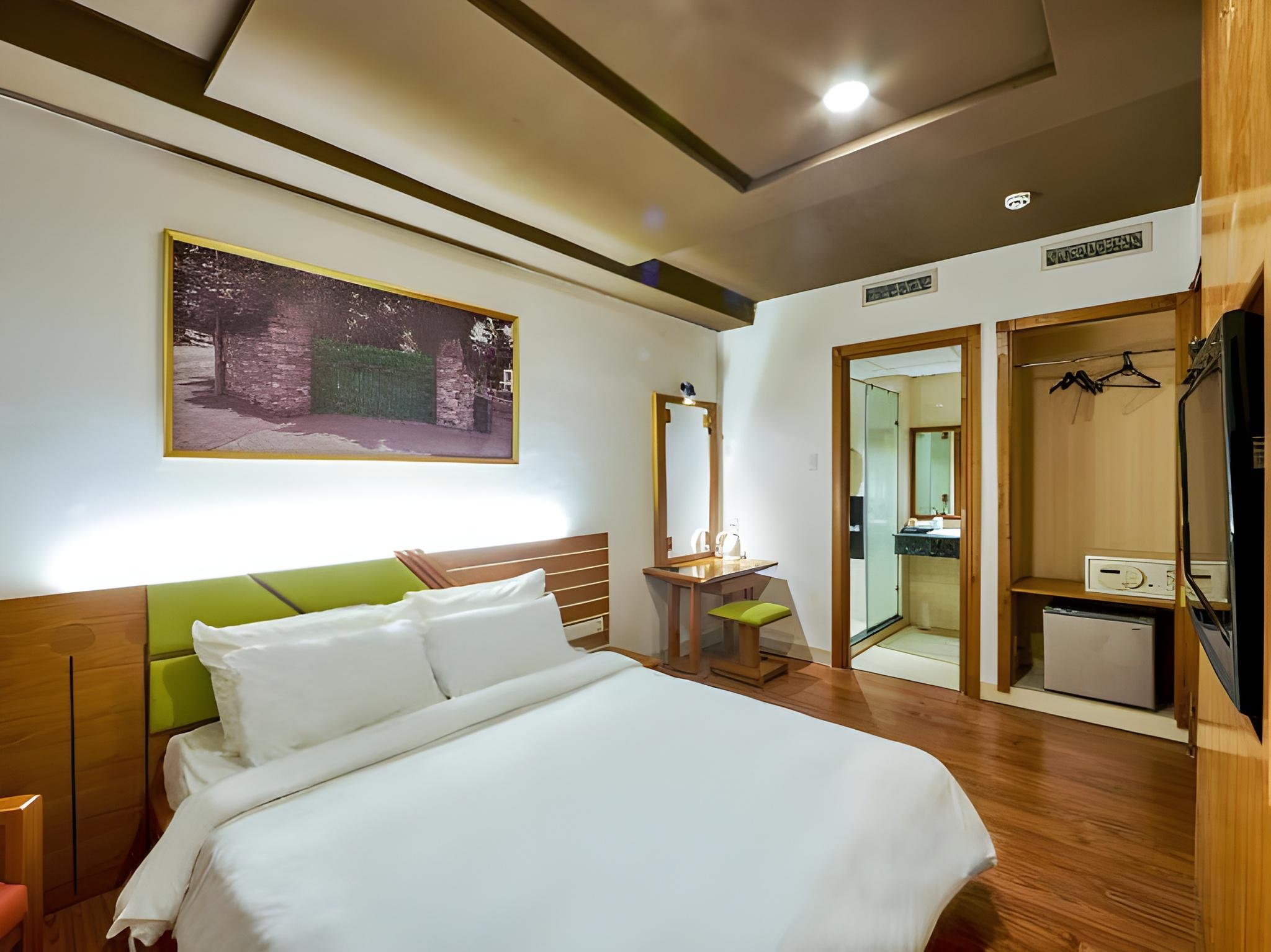 Deluxe, Double Bed, No Window