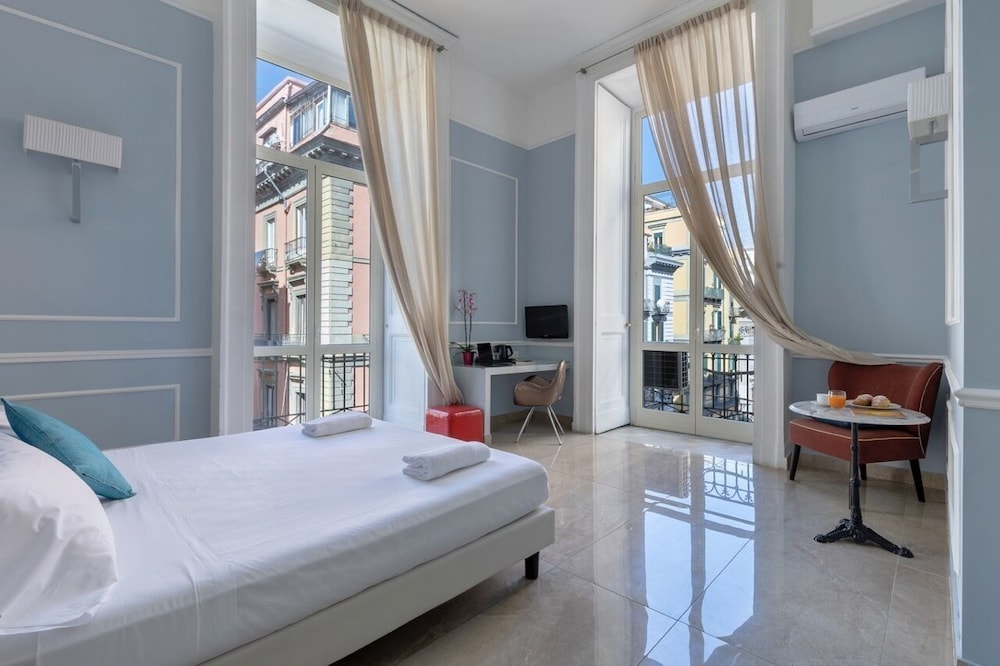 DELUXE, DOUBLE OR TWIN BED, CITY VIEW