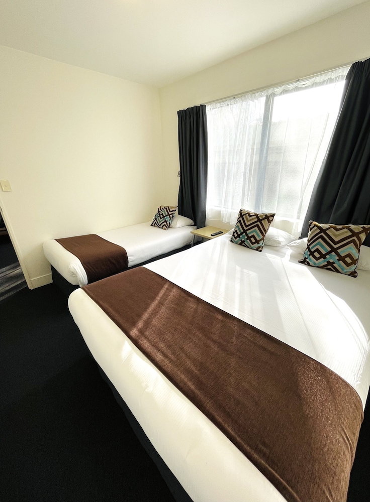 298 Westside Motor Lodge 19/41