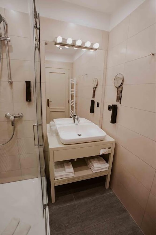 Hotel Republique 45/45
