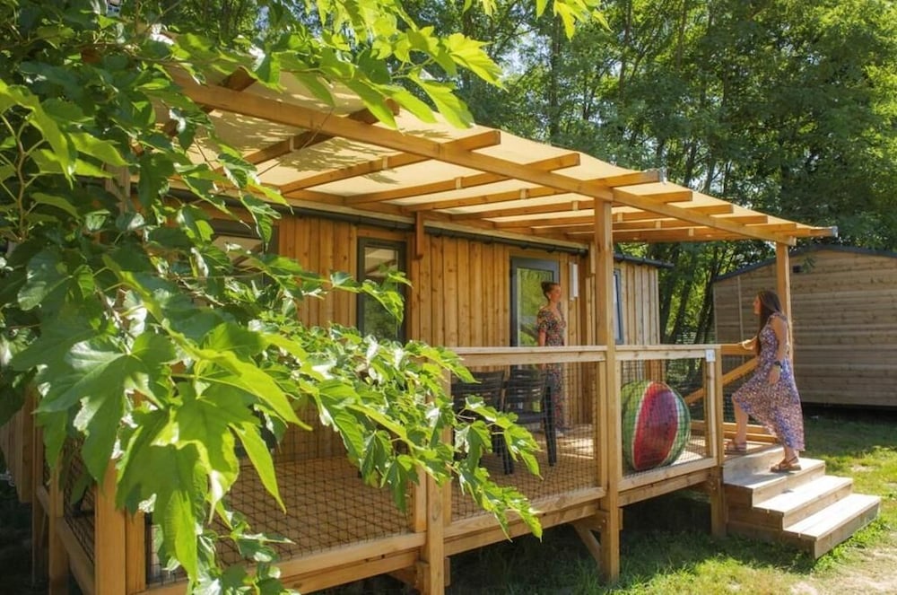 Camping Club Le Parc De Paris - Caravan Park 48/50