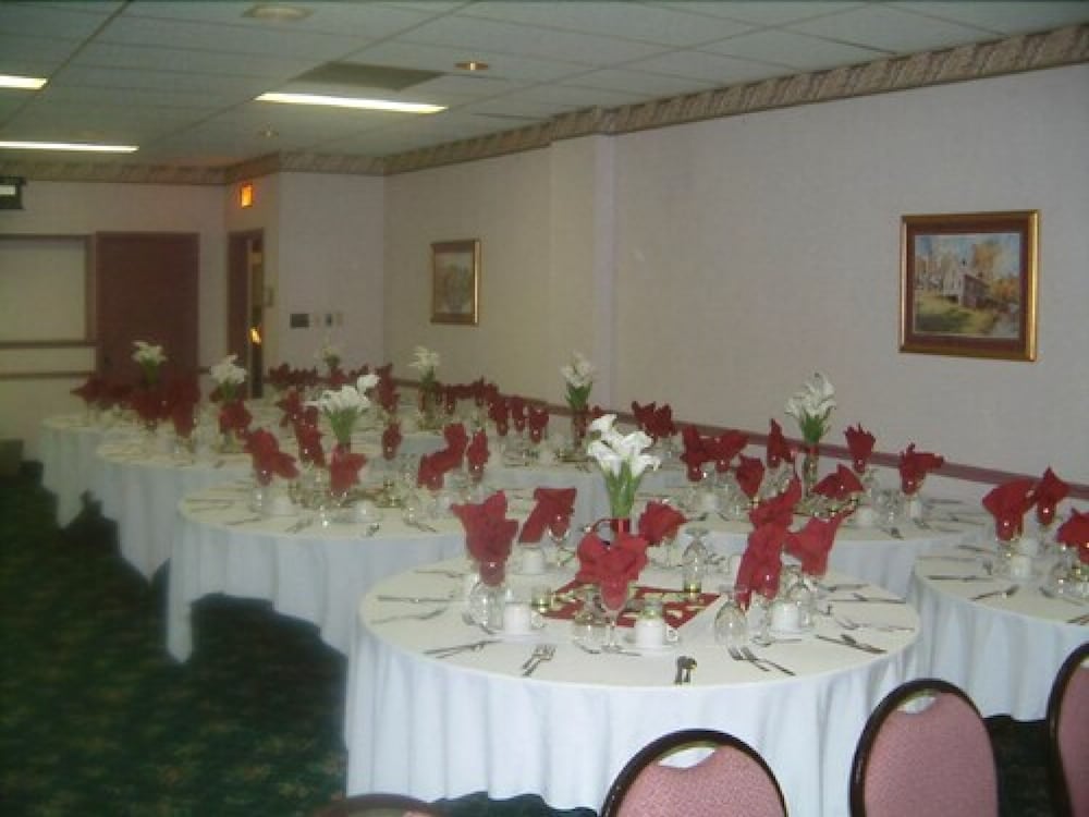 Mcintosh Country Inn & Conference Centre 59/69