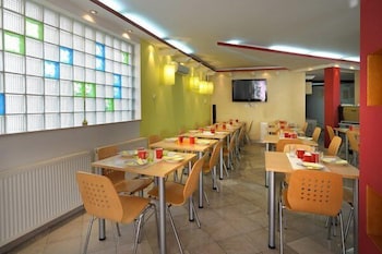 Hayat Hotel 55/57