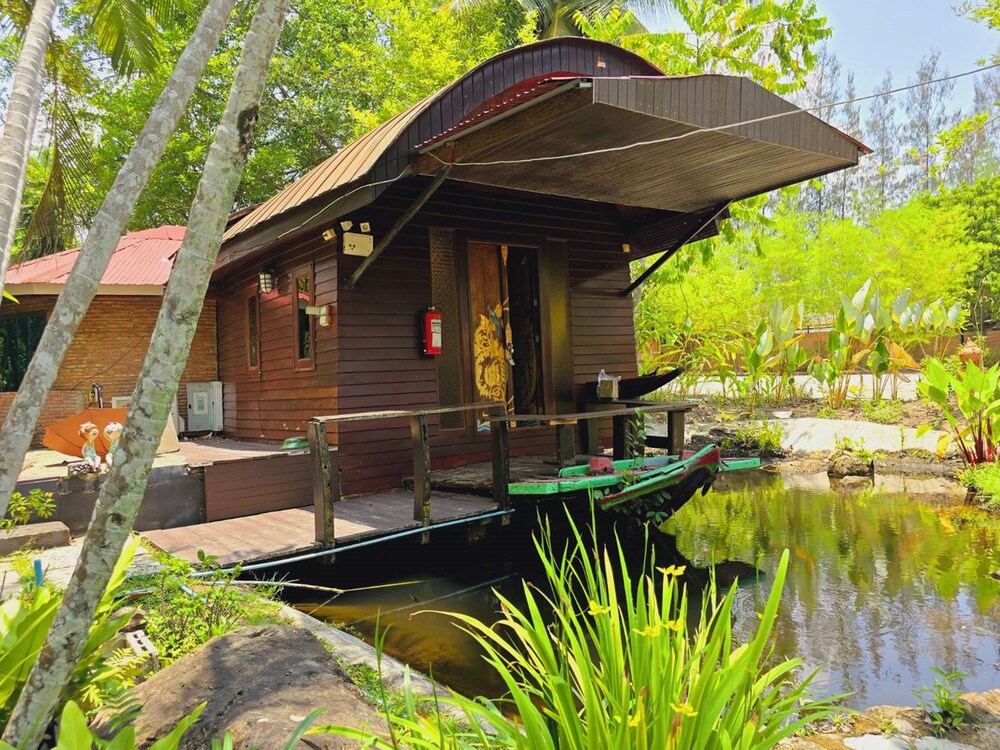 Kaengkrachan Boathouse Paradise Resort 75/78