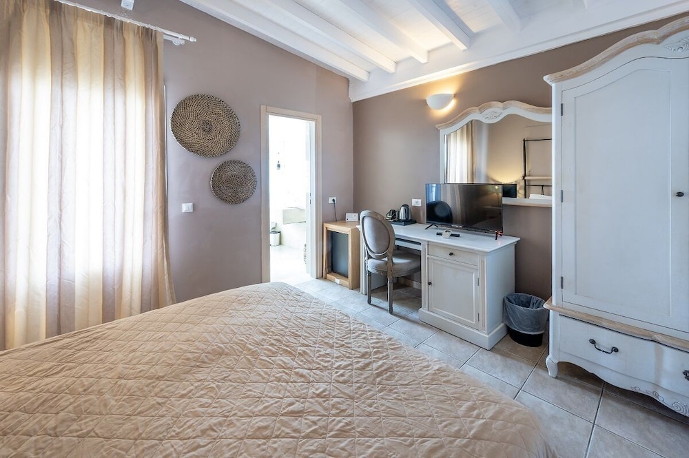 Smy Santorini Suites & Villas 23/76