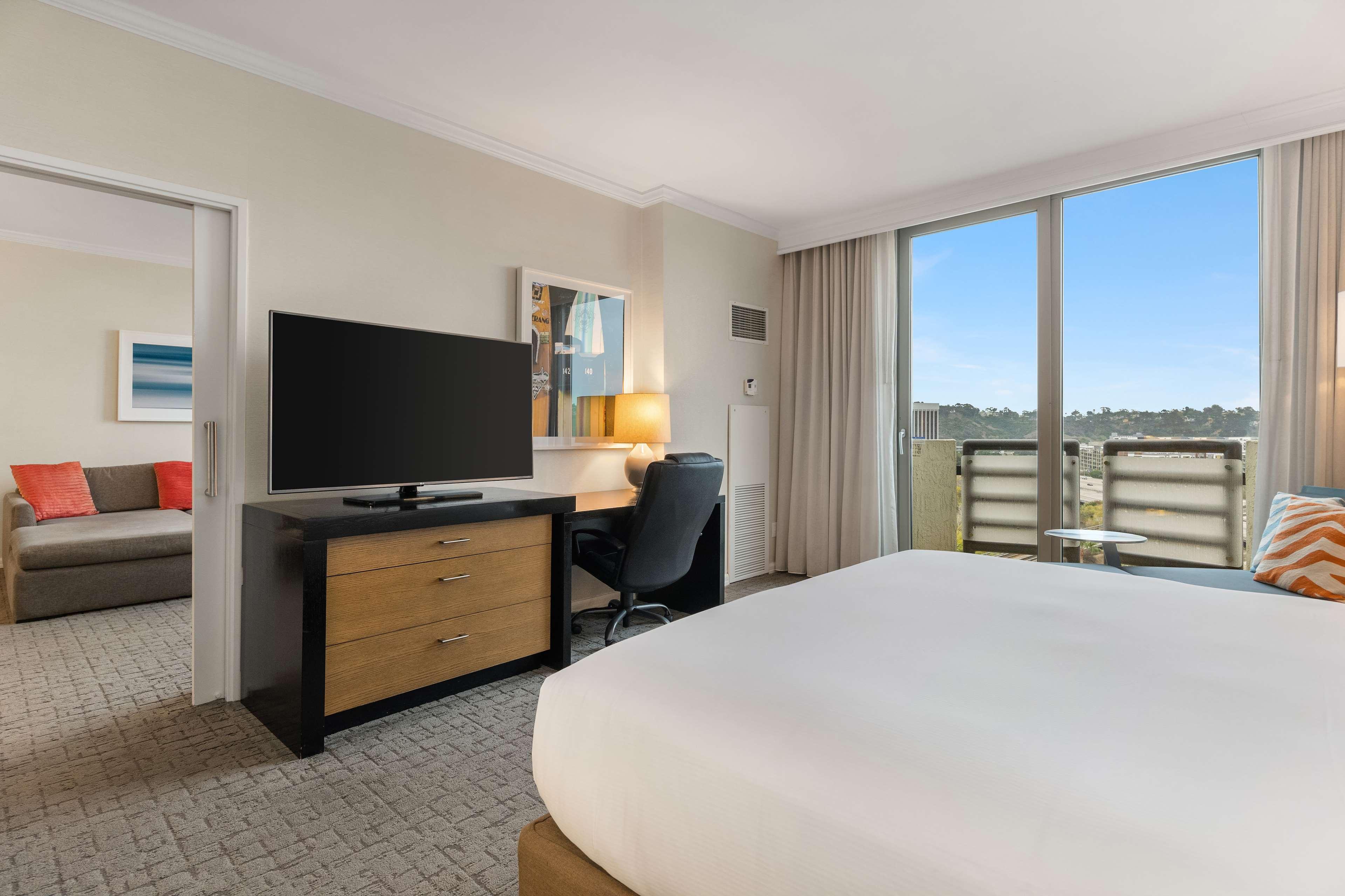 EXECUTIVE, SUITE, KING BED, VALLEY VIEW