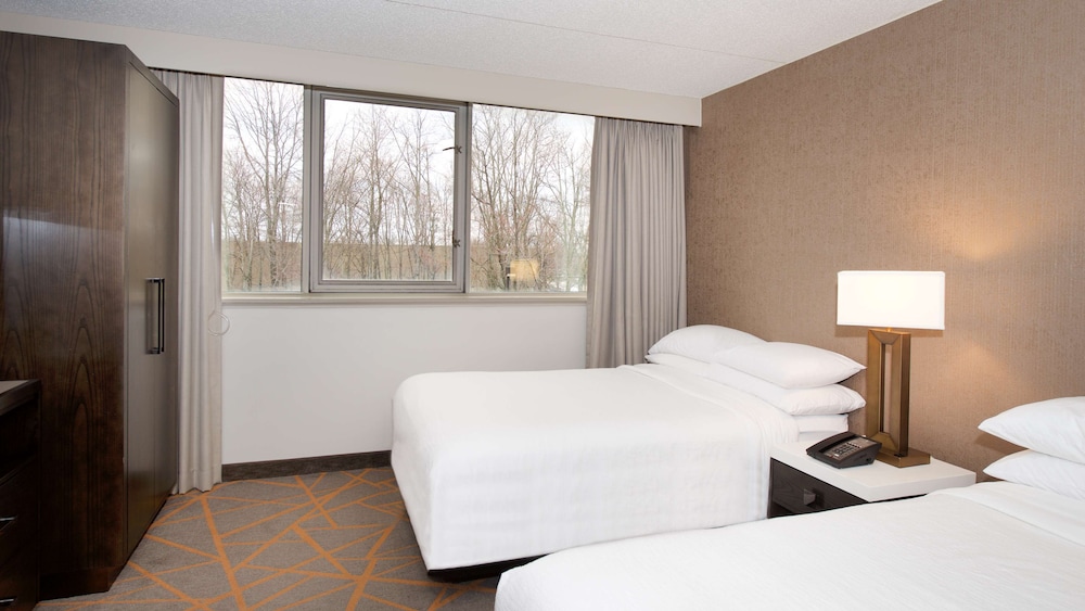Embassy Suites by Hilton Cincinnati Northeast Blue Ash 17/54