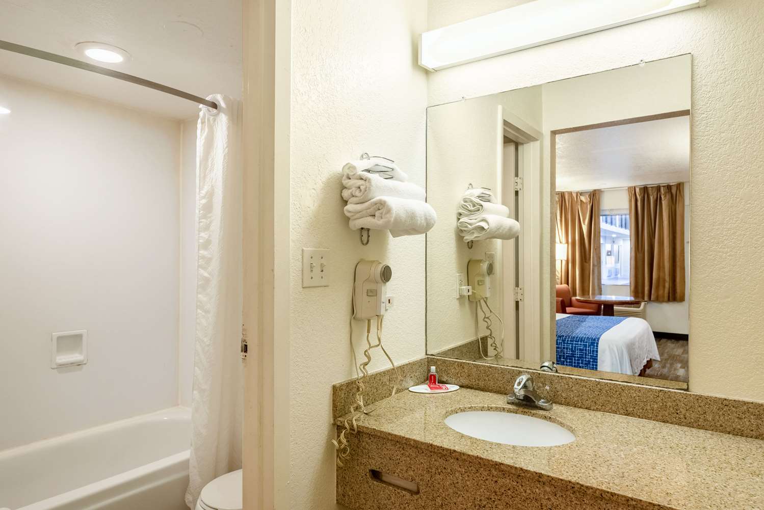 Econo Lodge Phoenix North I-17 16/16