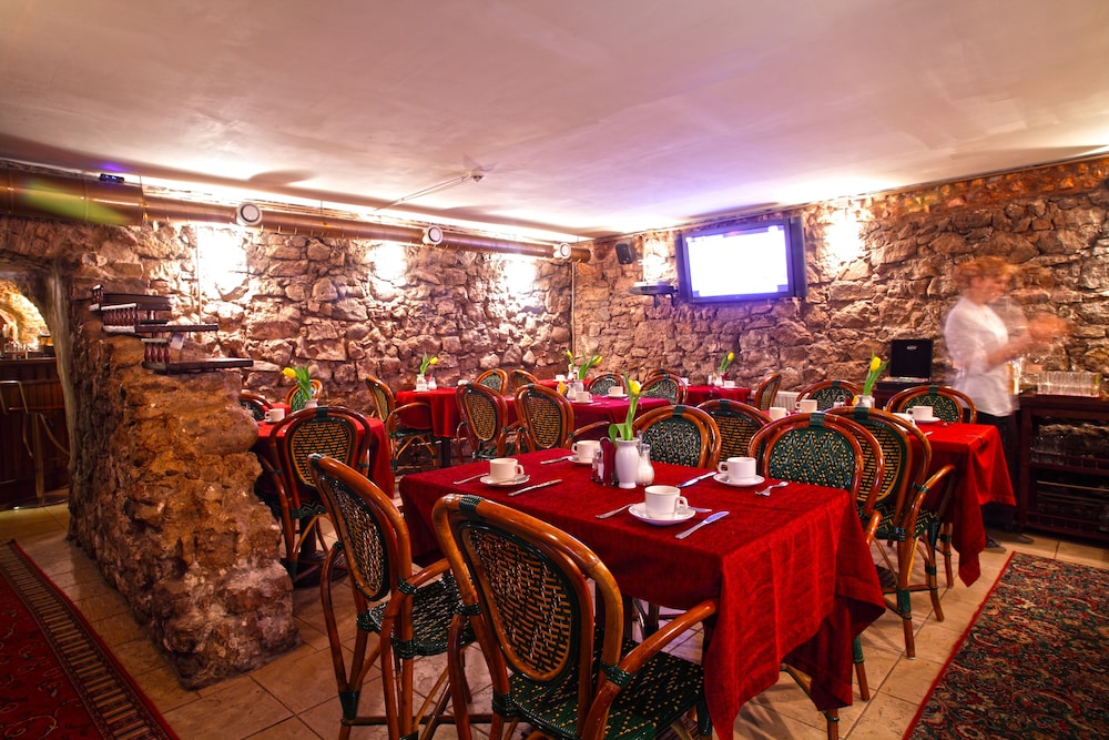 Monte Kristo Hotel 92/95