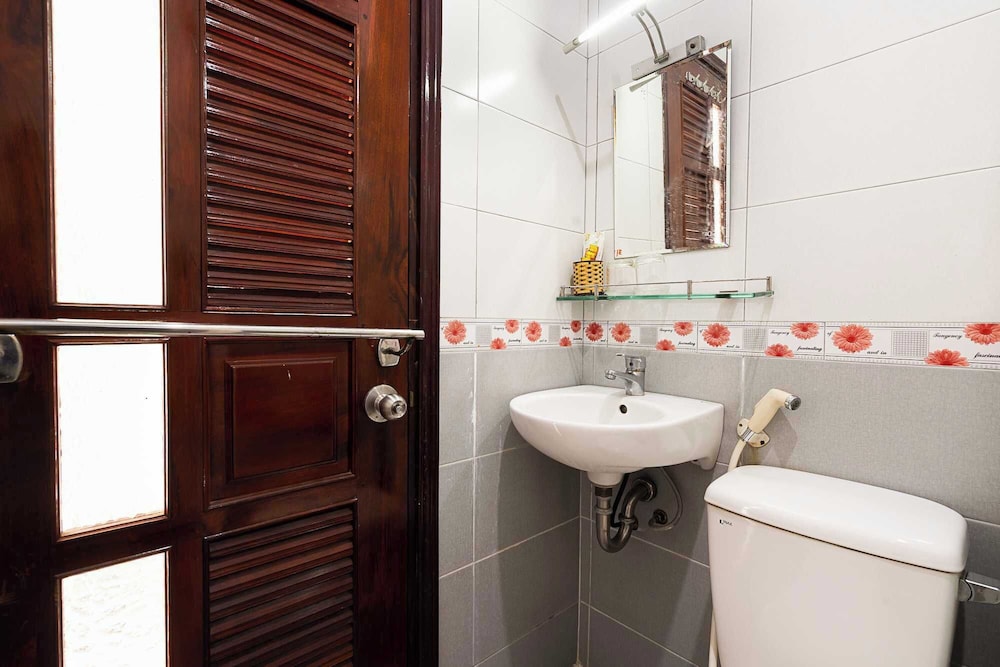 Collection O Dinh Dinh Hotel - Near Tan Son Nhat Airport 48/51
