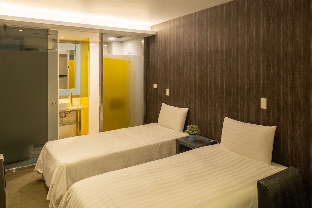 SUPERIOR, TWIN BEDS, NO VIEW